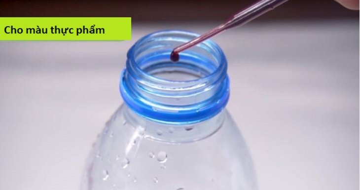 Thêm một vài giọt màu thực phẩm đỏ vào dung dịch Thêm một vài giọt màu thực phẩm đỏ vào dung dịch