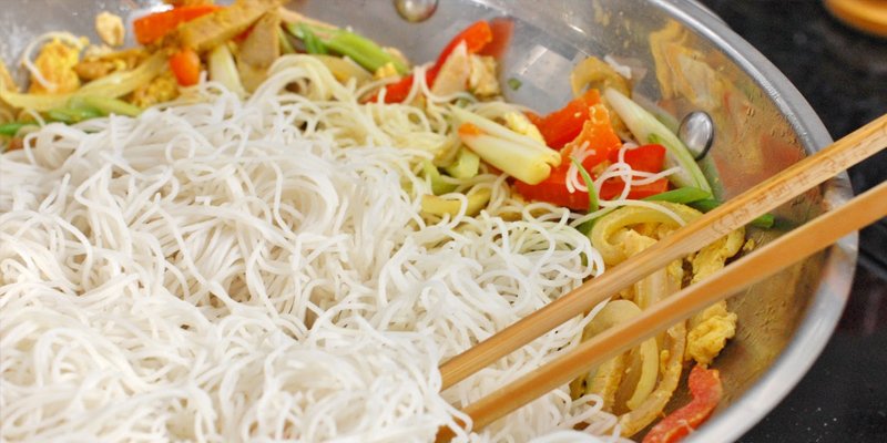 Cách xào bún gạo không bị dính vị thơm ngon đậm đà