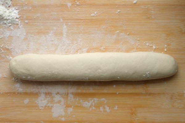 cán mỏng rồi cuộn bột