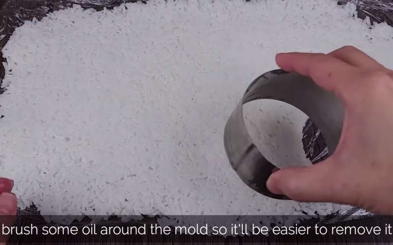 Dùng khuôn inox để cắt cơm thành miếng hình tròn