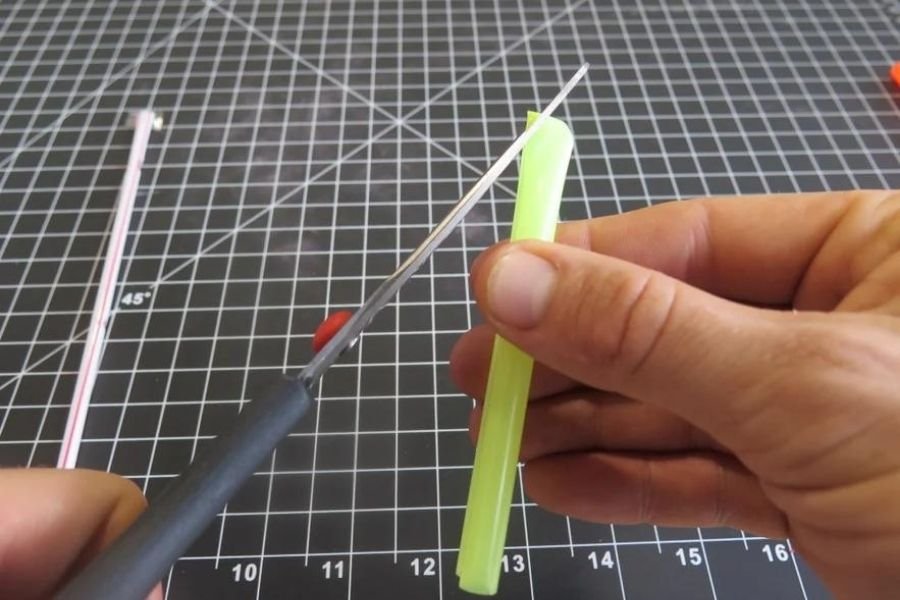 Cắt chéo hai bên tạo ra 2 lỗ thông nhau trên thân ống hút.