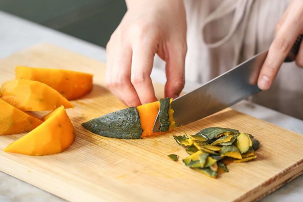 Cắt nhỏ bí đỏ thì hấp nhanh chín