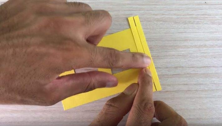 Cắt những đoạn giấy nhỏ và dán lên trên mặt những tờ giấy