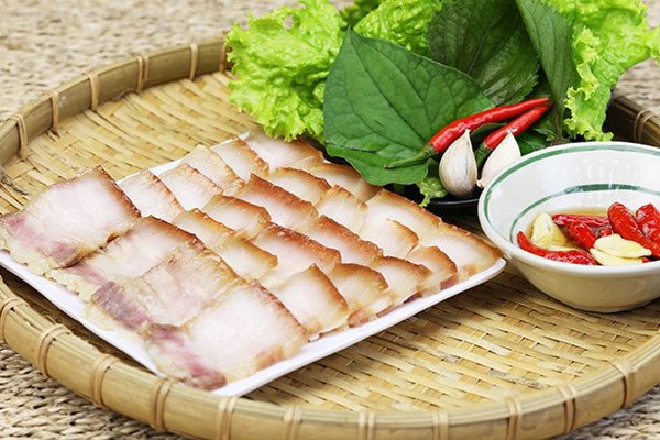 Cắt thịt heo ngâm mắm thành lát