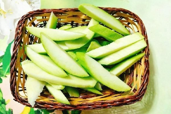 cắt xoài thành miếng nhỏ
