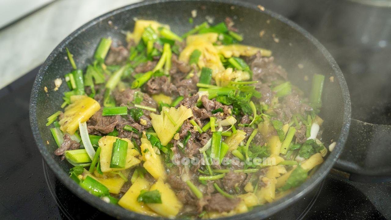chảo thịt bò xào dứa