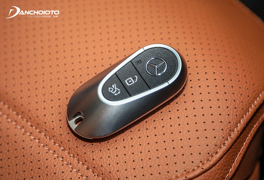 Chìa khoá Mercedes C200 2022 cũng được làm mới
