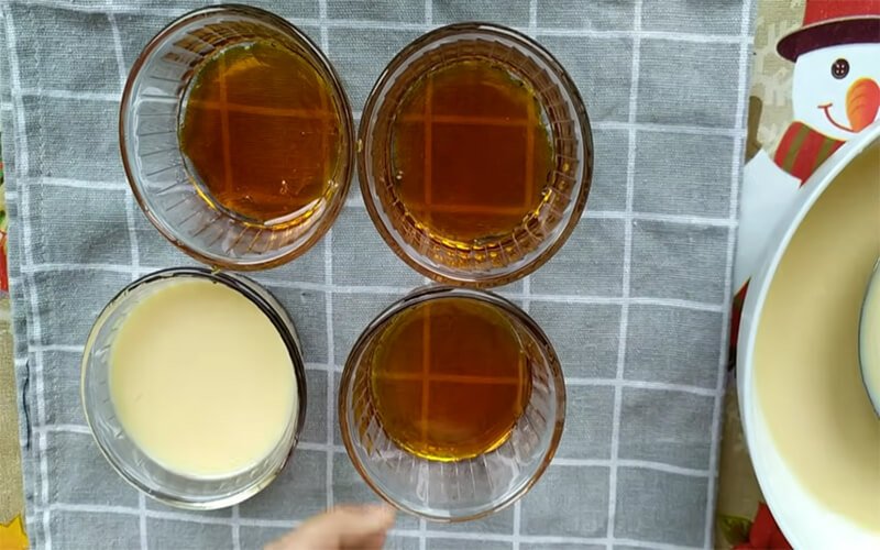 Đổ hỗn hợp bánh và khuôn