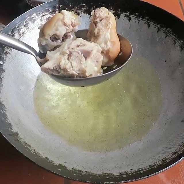 Chiên chân giò heo vàng giòn, thơm dậy mùi