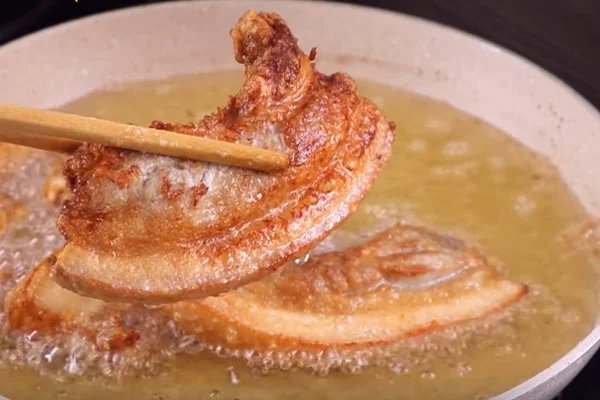 Chiên thịt trong chảo ngập dầu
