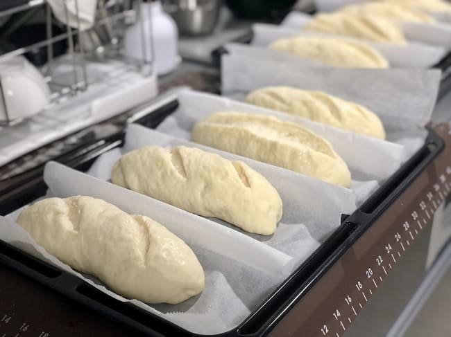 Xếp bánh mì vào khay lò nướng