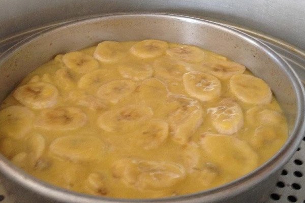 Cho bánh vào nồi hấp chín