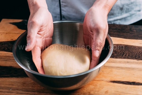 Cho bột mì đã nhào vào âu 