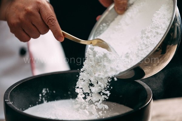 Cho bột vào trong âu 