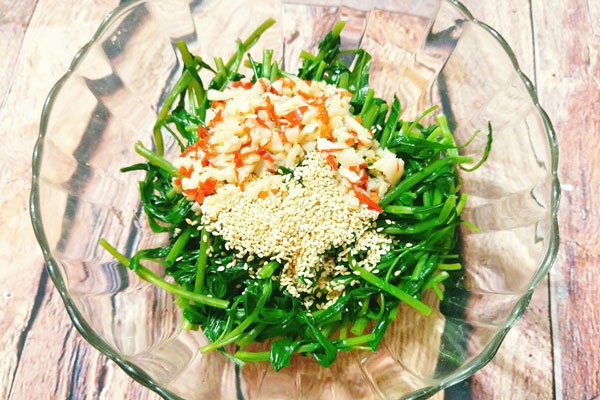 Cho các nguyên liệu vào âu 
