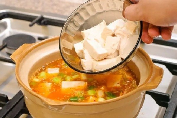 Nêm gia vị vừa ăn sau đó mới cho đậu phụ vào nấu sôi, tránh đảo mạnh tay làm nát đậu