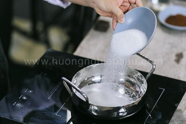 Cho đường vào nồi đun sôi lên
