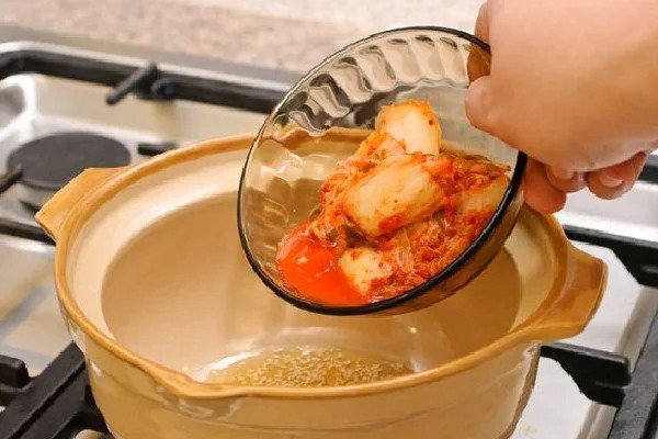 Khi vừng chín vàng, dậy mùi thơm thì bạn cho kim chi vào xào