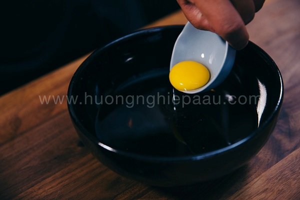 cho lòng đỏ vào chung tô nước đường