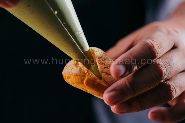 Cho nhân kem vào giữa bánh 