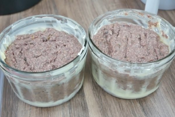 Cho pate vào hũ quét một lớp bơ