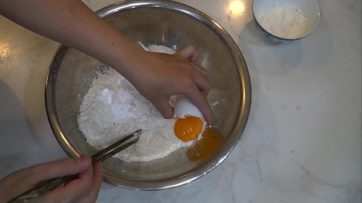 cho trứng, gia vị vào bột