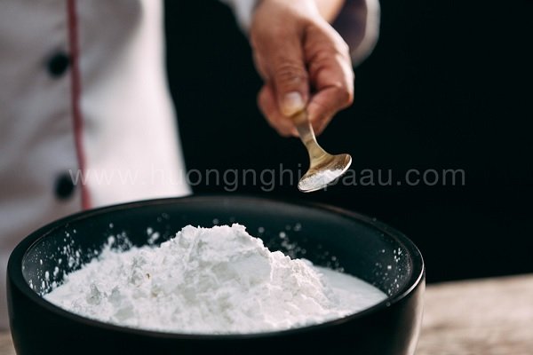Cho vào âu bột một ít muối