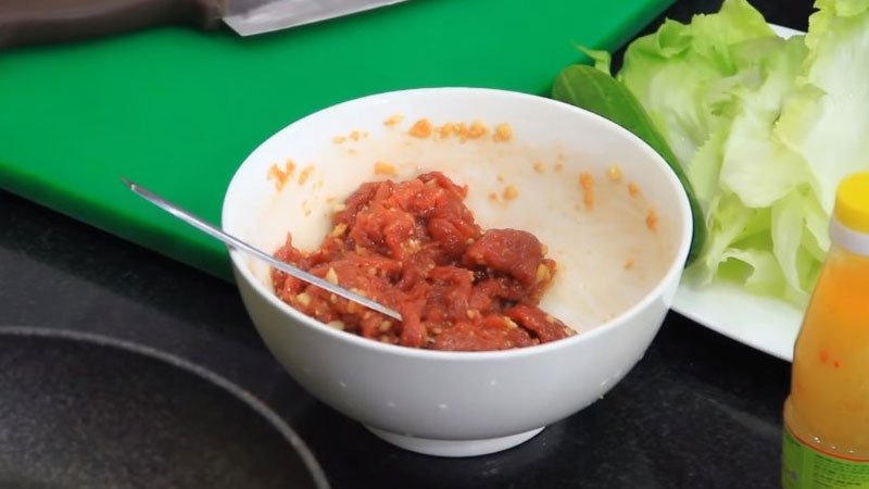 Bột năng giúp thịt bò không bị chảy nước, giữ được độ ngọt của thịt. Dầu ăn sẽ giúp thịt bò mềm, không bị dai sau khi chế biến.