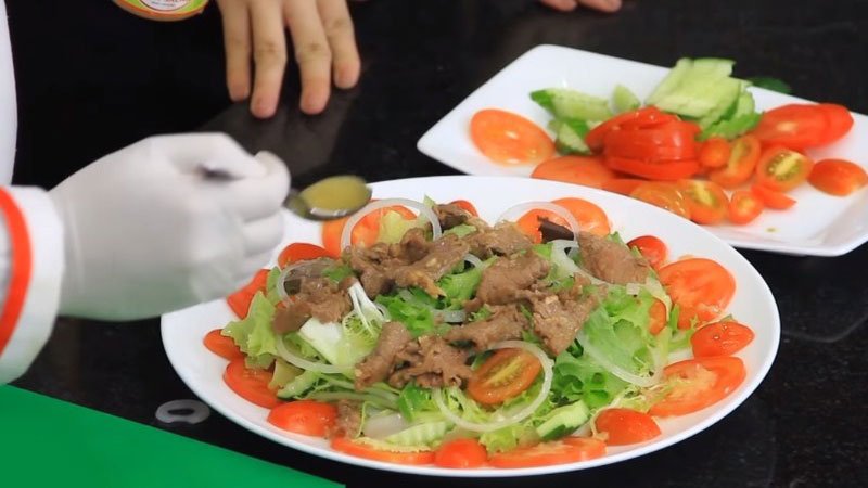 Rồi cho thịt bò lên cùng với một ít dầu dấm nữa, vậy là món xà lách thịt bò đã xong rồi, cho ra bàn ăn và thưởng thức ngay thôi nào.