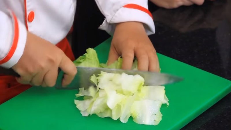 Rửa sạch rau xà lách dưới vòi nước, rồi cắt thành từng khúc khoảng 5cm. 