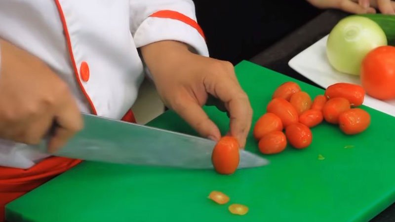 Cà chua và cà chua bi rửa sạch, với cà chua bi thì bạn cắt đôi.