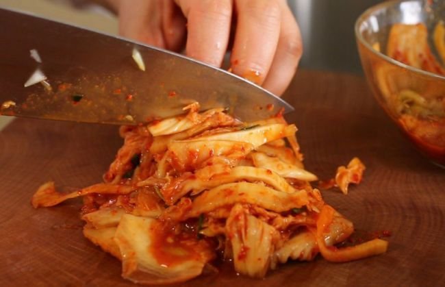 Kim chi vắt bớt nước và cắt nhỏ