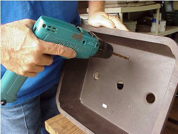 Chuẩn bị thùng chứa bằng cách khoan 4 lỗ cách đều nhau