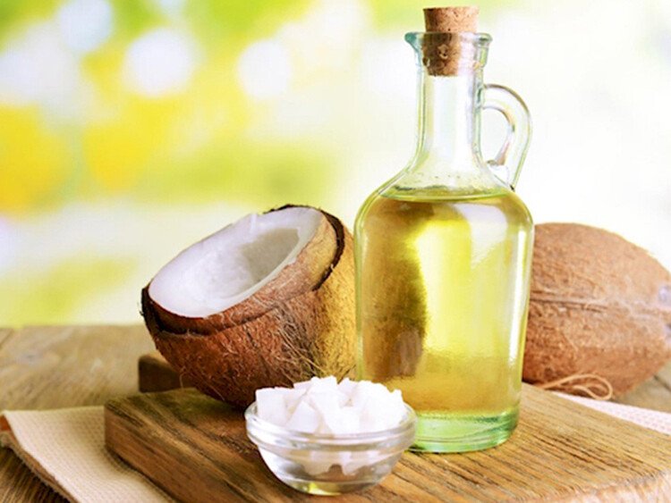 Acid lauric là một acid béo MCT chiếm gần 50% trong dầu dừa. Trên thực tế, loại dầu này là nguồn acid lauric phong phú nhất. Cơ thể bạn phân giải axit lauric thành một hợp chất gọi là monolaurin. Cả acid lauric và monolaurin đều có thể tiêu diệt vi khuẩn, nấm và vi rút có hại trong cơ thể. Nhờ vậy có thể hạn chế hôi miệng, sâu răng và bệnh nướu răng. Hai thành phần này đặc biệt hiệu quả trong việc tiêu diệt một loại vi khuẩn miệng có tên gọi Streptococcus mutans. Vi khuẩn này là một trong những nguyên nhân hàng đầu gây sâu răng. Hơn nữa, các nghiên cứu cho thấy rằng nhiều lợi ích sức khỏe được tạo ra bởi dầu dừa là nhờ có acid lauric. Ngoài ra, dầu dừa còn có thể làm giảm mảng bám và chống lại bệnh nướu răng. Hiệu quả giảm mảng bám có thể thấy rõ chỉ trong 7 ngày đầu sử dụng dầu dừa. Và tiếp tục giảm trong vòng 30 ngày tiếp theo. Kết quả là mảng bám trung bình giảm 68% và viêm nướu trung bình giảm 56%. Những kết luận này được đưa ra trong một nghiên cứu được thực hiện trên 60 người tham gia mắc bệnh nướu răng do mảng bám.