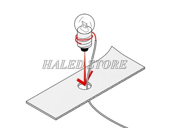 Cố định đèn vào lỗ trên bìa carton