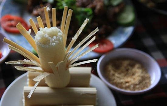 Cơm lam-đặc sản núi rừng miền Bắc.