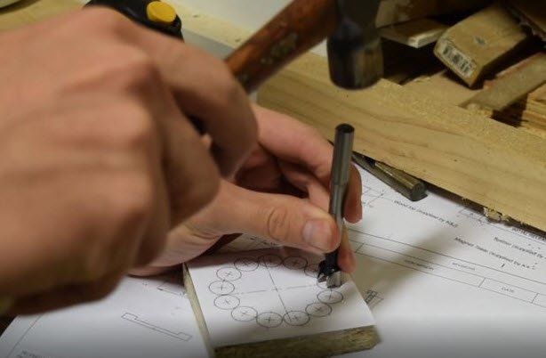 Cắt và dán mẫu in lên gỗ