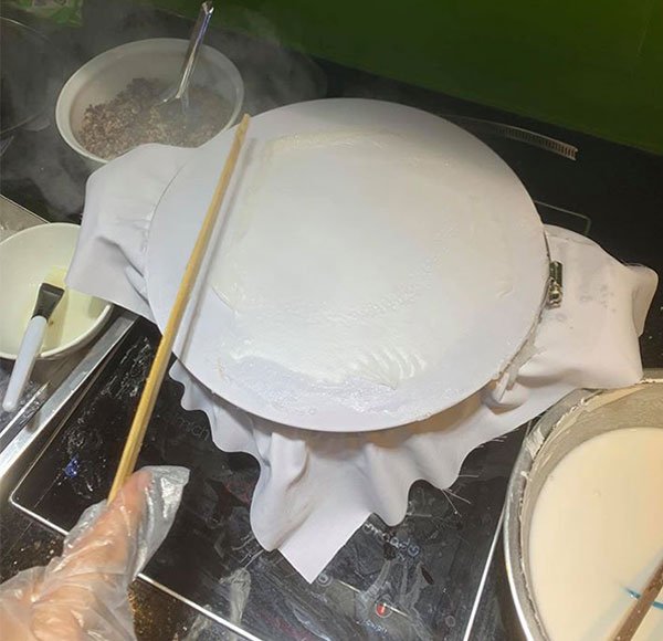 Công đoạn tráng bánh cuốn