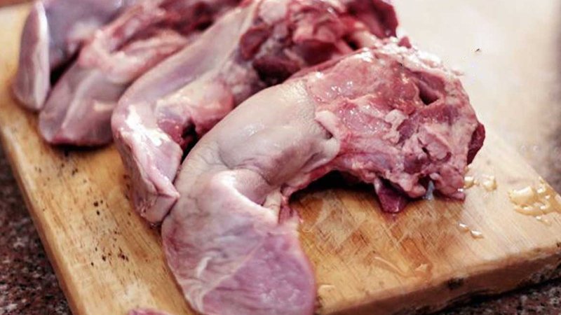 Lưỡi heo ngon có màu đỏ tươi, đàn hồi không bị hôi và nhớt