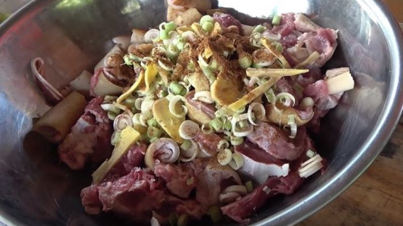 Bạn rửa sạch rồi ướp thịt dê với với các gia vị và gừng sả sau đó ngâm rượu sẽ khử được mùi khó chịu của thịt dê Bạn rửa sạch rồi ướp thịt dê với với các gia vị và gừng sả sau đó ngâm rượu sẽ khử được mùi khó chịu của thịt dê