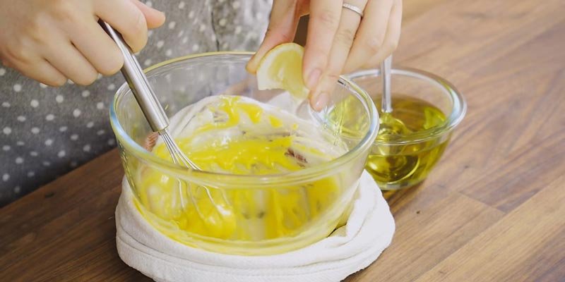 Bạn thêm 1 muỗng nước cốt chanh vào rồi đánh đều