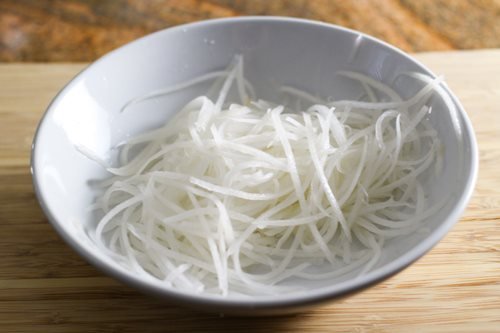 Củ cải trắng gọt bỏ vỏ bào sợi