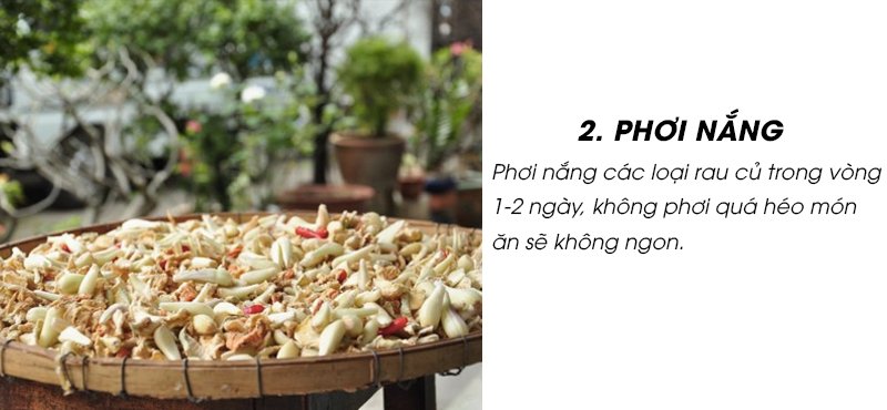 Phơi nắng các loại rau củ khoảng 1-2 ngày, lưu ý không phơi quá héo sẽ không ngon và khi phơi cần chọn nơi ít khói bụi.