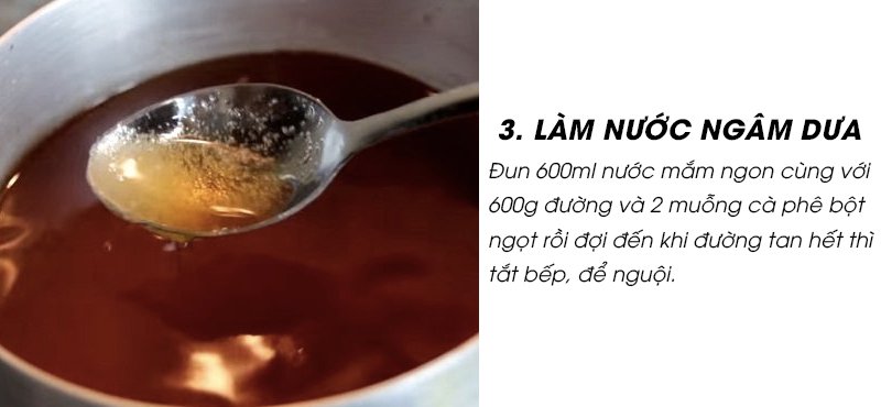 Cho vào nồi đun 600ml nước mắm ngon cùng 600g đường, nêm vào 2 muỗng cà phê bột ngọt rồi đợi đến khi đường tan hết thì tắt bếp, để nguội.