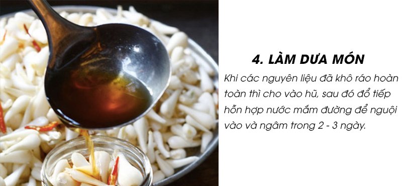 Khi các nguyên liệu đã khô ráo hoàn toàn thì cho vào hũ, sau đó đổ tiếp hỗn hợp nước mắm đường đã để nguội vào.