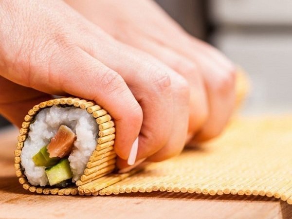 Cuộn kimbap chặt tay 