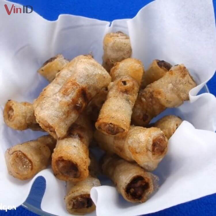 Thành phẩm chả giò giòn rụm, bắt mắt sau khi chiên xong