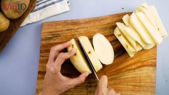 Khoai tây gọt vỏ và cắt lát