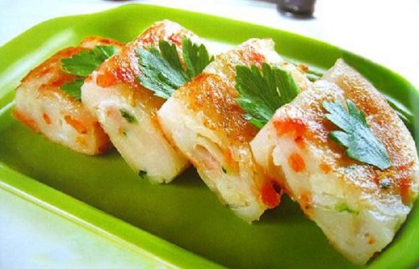 Cắt bánh thành miếng vừa ăn