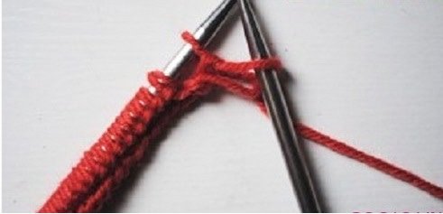 Đan mũi xuống cho mũi len thứ 2 trước
